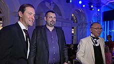 Новый сезон Mercedes-Benz Fashion Week Russia открылся Днем промышленных коллекций при поддержке Министерства промышленности и торговли Российской Федерации. Главным гостем стал министр промышленности и торговли России Денис Мантуров (слева). 
На фото (слева направо): министр промышленности и торговли России Денис Мантуров, генеральный продюсер Russian Fashion Week Александр Шумский и модельер Вячеслав Зайцев