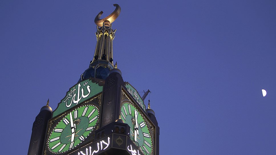 Инвестиции в строительство Makkah Clock Royal Tower с самыми большими часами в мире составили $800 млн. Диаметр каждого из украшенного золотом циферблата составляет 46 м, а подсветка позволяет разглядеть время на расстоянии до 30 км  