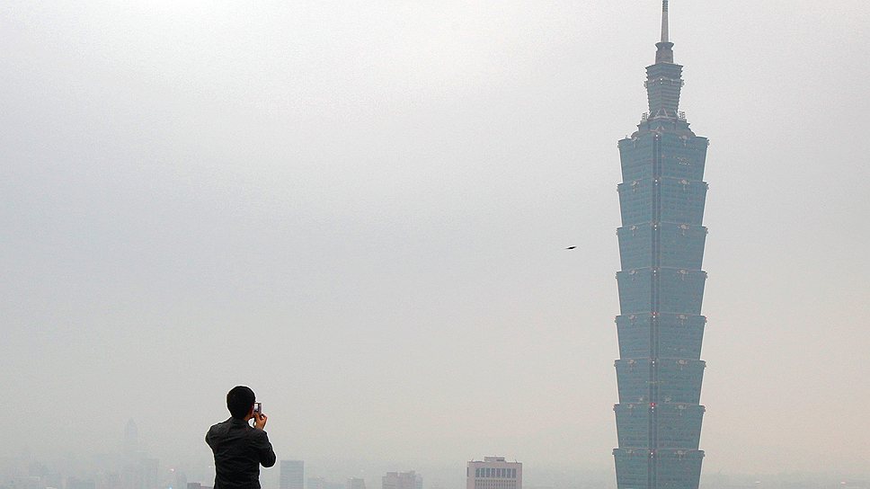 101-этажная башня Taipei 101, символизирующая обновление времени — офисный и развлекательный центр Тайбея. Повторяющиеся сегменты башни сравнивают со стеблем бамбука или архитектурным ритмом пагод, а ночью небоскреб напоминает свечу из-за особенностей иллюминации  