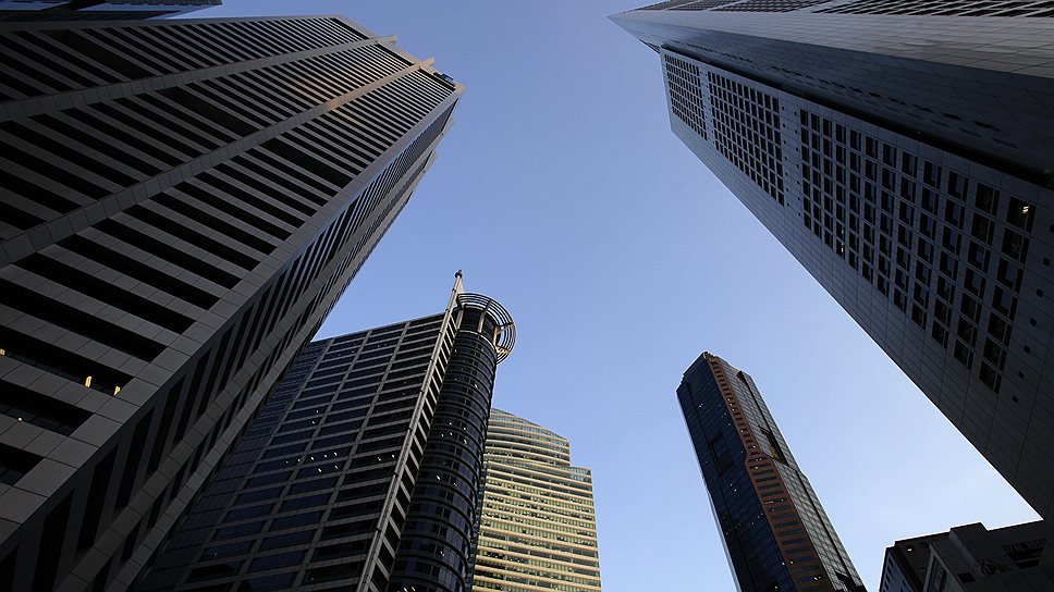 На площади Raffles Place в центре финансового района Сингапура высятся три самых огромных небоскреба города Republic Plaza, United Overseas Bank Plaza One и One Raffles Place. Высота каждого из них составляет 280 метров 