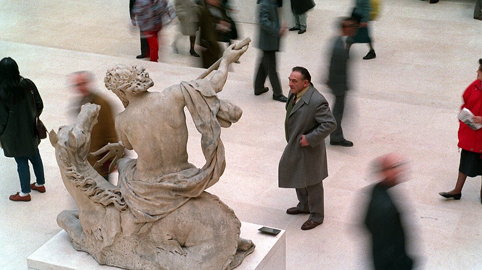 Одно из самых знаменитых похищений в Лувре — кража «Моны Лизы» Леонарда Да Винчи: в 1911 году итальянец Винченцо Перуджа, работавший в музее, похитил картину и увез ее в Италию. В ограблении подозревались поэт Гийом Аполлинер, художник Пабло Пикассо. Вор раскрыл себя, дав объявление о продаже в газете  