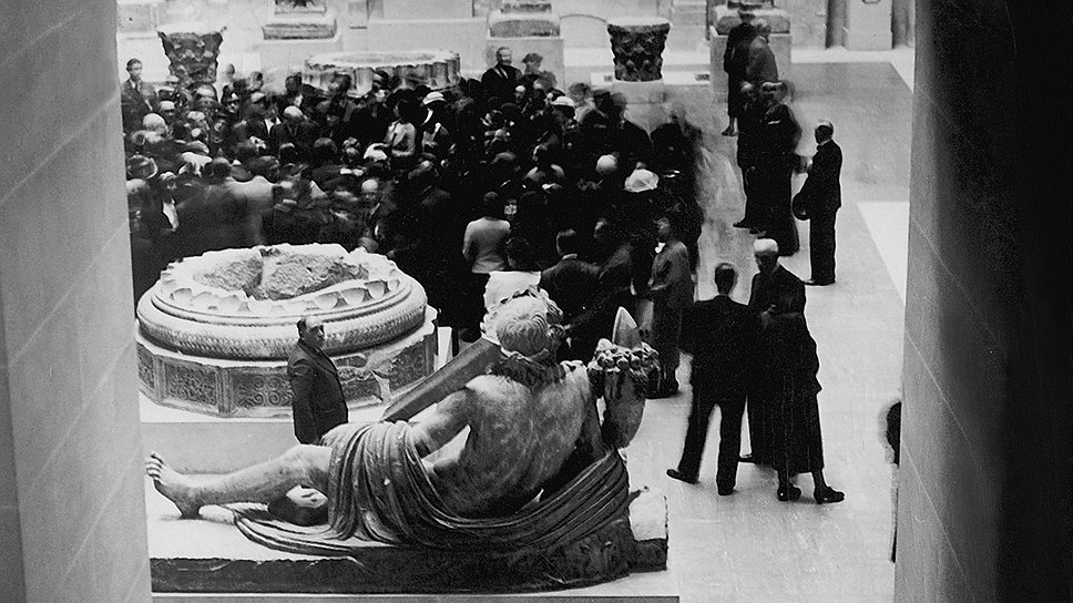 При Людовике XIV, переехавшем в Версаль, Лувр перестал быть королевской резиденцией, в нем начали сдавать помещения для мастерских художников и квартирантов. В 1793 часть залов преобразовали, и для широкой публики впервые был открыт музей. Помещения ему передавались не сразу, а частично.  Стройка внутри продолжалась, особенно за Лувр взялся Наполеон Бонапарт. При нем архитекторы Персье и Фонтен значительно увеличили площадь музея 