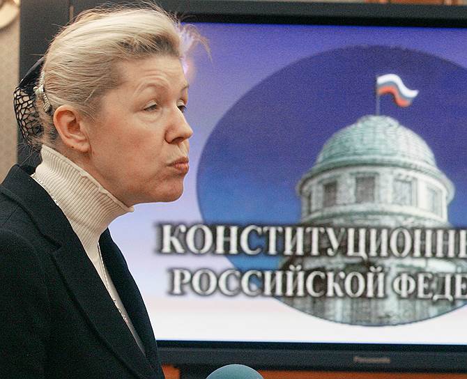 10 ноября 2013 года Елена Мизулина выступила с инициативой о запрете суррогатного материнства. По ее словам, неестественные способы рождения детей нужно запретить так же, как запрещается ядерное оружие, угрожающее не только демографической ситуации в России, но и человечеству в целом. Напомним, что именно госпоже Мизулиной принадлежит идея введения цензуры в интернете, закон о пропаганде гомосексуализма, а Нидерланды, как утверждает госпожа Мизулина, вообще пытаются «унасекомить» Россию. В феврале 2015 года госпоже Мизулиной показались слишком жестокими сцены битв эльфов и орков в фильме «Хоббит», что заставило депутата выступить с инициативой об увеличении суммы штрафа за за неверную маркировку фильмов и сериалов. Весной 2015 года госпожа Мизулина предложила ввести лицензирование абортов и запретить свободный оборот медикаментов по прерыванию беременности, затем высказалась за введение нового государственного прадника — дня отца, а после заявила о необходимости введения запрета на браки с трансгендерами 