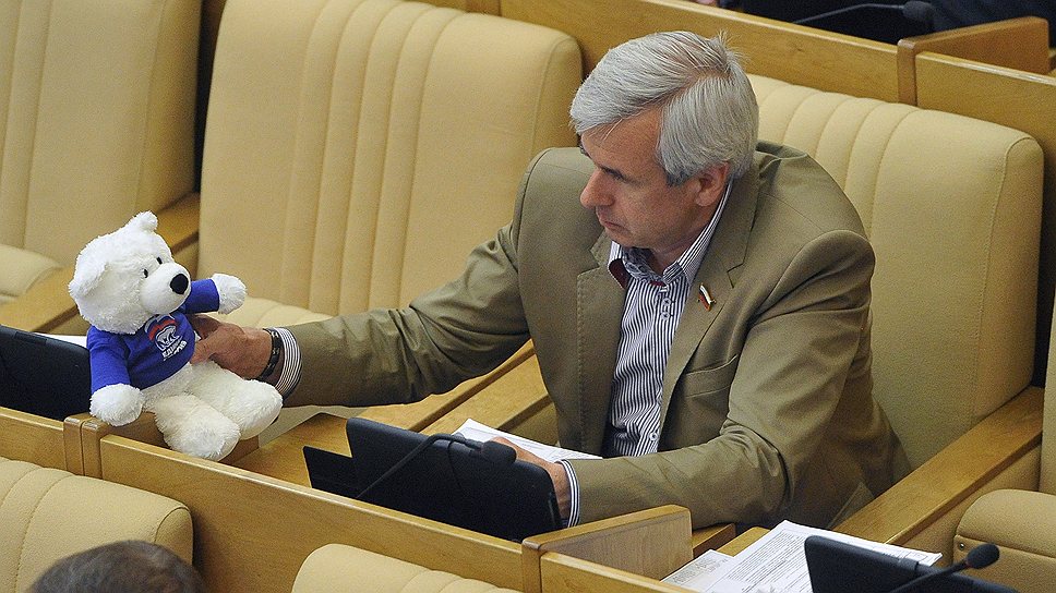 Депутат Госдумы Вячеслав Лысаков предлагал ввести штрафы до 5 тыс. рублей для тех, кто садится нетрезвым за руль велосипеда, и вернуться к балльной системе наказаний за нарушения ПДД — каждые 100 руб. равны одному баллу, а совершение водителем трех и более правонарушений, которые в сумме оцениваются в 200 и более баллов, повлечет лишение прав на год. Однако законопроект не получил положительных отзывов ни в администрации президента, ни в Верховном суде 