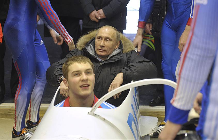 В 2012 году список спортивных достижений президента дополнил бобслей. Во время посещения санно-бобслейного комплекса «Парамоново» в Подмосковье Владимир Путин прокатился на бобе, заняв место второго пилота. «Мне понравилось, рекомендую»,— заявил он потом журналистам