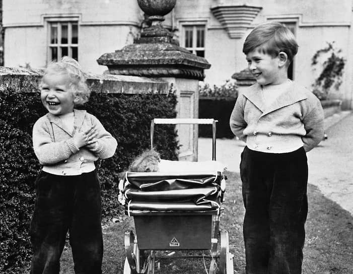 Чарльз Филип Артур Джордж родился 14 ноября 1948 года в Лондоне во время правления своего деда Георга VI и спустя год после свадьбы родителей — принцессы Елизаветы и Филиппа Маунтбаттена. По отцу он считается прапраправнуком российского императора Николая I На фото: с младшей сестрой принцессой Анной