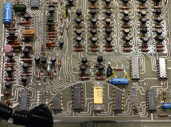  1971 год. Фирма Intel выпустила свой первый микропроцессор — модель 4004 