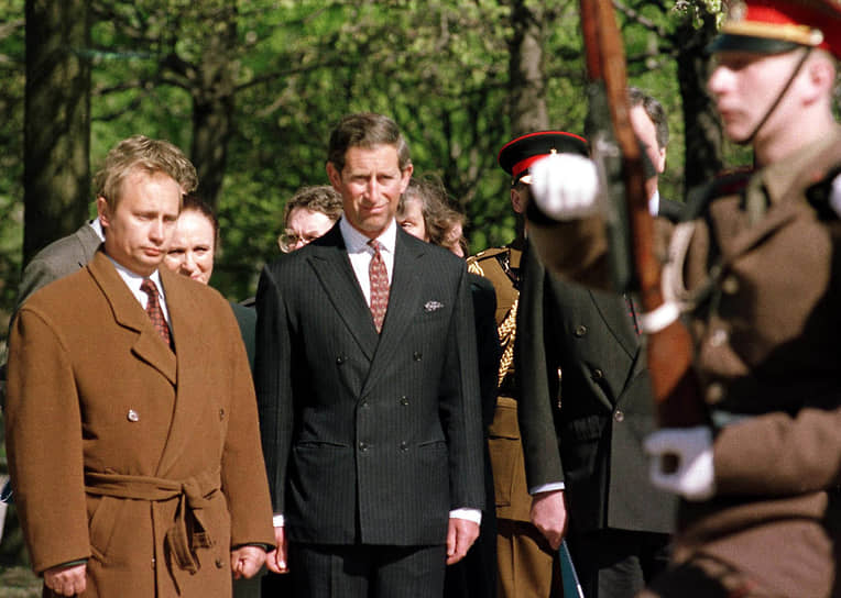 Принц Чарльз посещал Россию в 1994 и 2003 годах. По информации СМИ, его отношения с президентом России Владимиром Путиным (слева) испортились в 2010 году после отказа Великобритании экстрадировать предпринимателя Бориса Березовского На фото: с тогдашним первым зампредседателя правительства Санкт-Петербурга Владимиром Путиным на Пискаревском кладбище в 1994 году