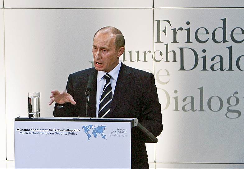 В феврале 2007 года Владимир Путин произнес на конференции в Мюнхене речь, в которой заявил о том, что одополярная модель международных отношений «неприемлема», «вообще невозможна» и то, что «вся система права одного государства, прежде всего, конечно, Соединенных Штатов, перешагнула свои национальные границы во всех сферах» 