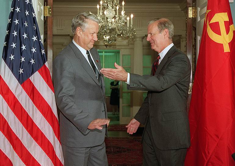 Первый президент России Борис Ельцин впервые приехал в США в 1989 году. «Он обрушился на Вашингтон с яростью бури, и Вашингтон, хотя и привыкший каждый день видеть пьяниц-сенаторов и развратных депутатов, а в прошлом видевший даже руководителя аппарата сотрудников Белого дома Гамильтона Джордана, бесстрастно ласкающего женщин в баре, с трудом переносит теперь "шок Ельцина"», - писало об этой поездке тогда ТАСС 