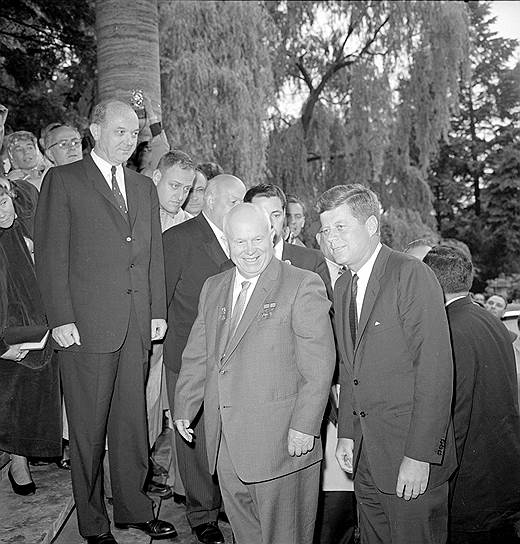 В ноябре 1956 года произнесенная генсеком Никитой Хрущевым фраза «Мы вас похороним» произвела ужасающее впечатление на жителей стран Запада. На самом деле полная версия фразы звучала так: «Нравится вам или нет, но история на нашей стороне. Мы вас похороним» и подразумевала тезис о том, что пролетариат станет могильщиком капитализма. В начале 1960-х годов противостояние СССР и США чуть не переросло в настоящую войну — советские ракеты были размещены на Кубе, а между Западным и Восточным Берлином была построена стена  На фото: секретарь ЦК КПСС Никита Хрущев и президент США Джон Кеннеди за год до Карибского кризиса 