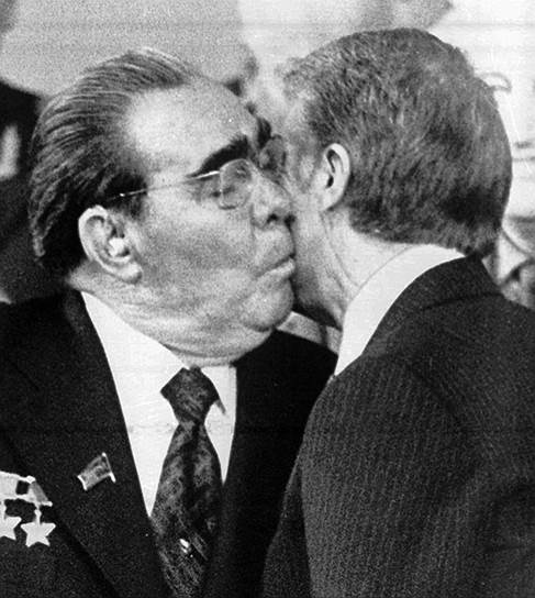 В 1979 году Леонид Брежнев и новый президент США Джимми Картер в Вене впервые достигли соглашения об ограничении количества пусковых установок ядерного оружия 