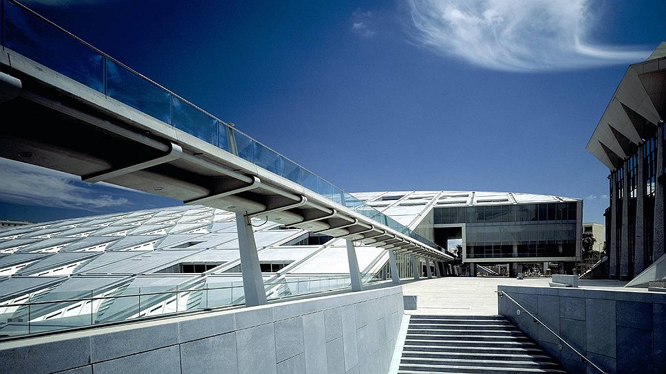 Библиотека Александрина (Bibliotheca Alexandrina) или Новая Александрийская библиотека, Египет. Открыта в 2002 году на месте одной из древнейших библиотек — Александрийской, основанной в III веке до н.э. и после нескольких пожаров окончательной уничтоженной в 273 году. Строительство нового здания обошлось в $220 млн. Среди стран, участвовавших в финансировании проекта — Ирак, Саудовская Аравия, Объединенные Арабские Эмираты, Египет. Помимо самой библиотеки в комплекс зданий входят планетарий и четыре музея: античности, манускриптов, истории науки, музей имени бывшего президента Египта Анвара Садата