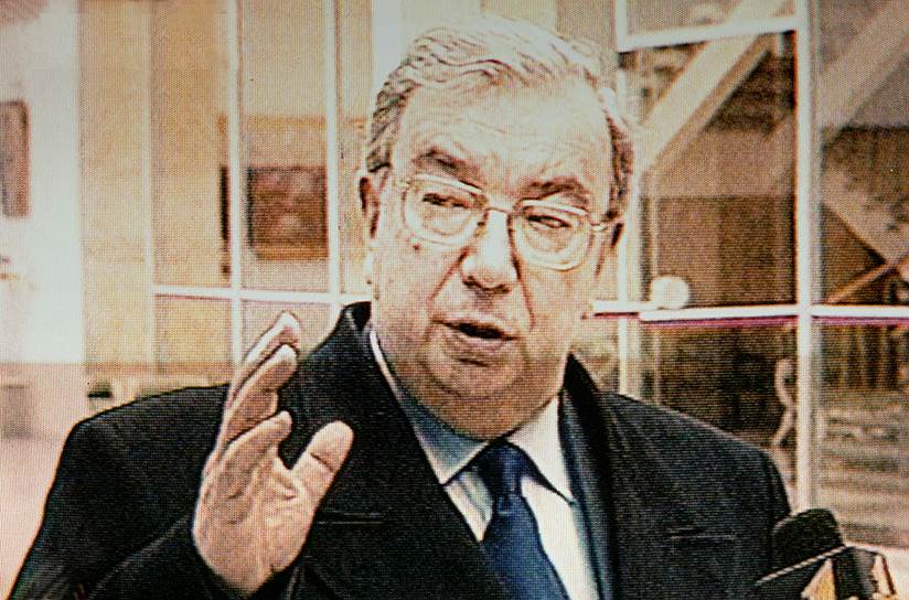 Первым резким поворотом назад в российско-американских отношениях стал демарш премьер-министра Евгения Примакова — 26 марта 1999 года в воздухе над Атлантическим океаном он распорядился развернуть самолет и не посещать США из-за начала военной операции НАТО в Югославии  