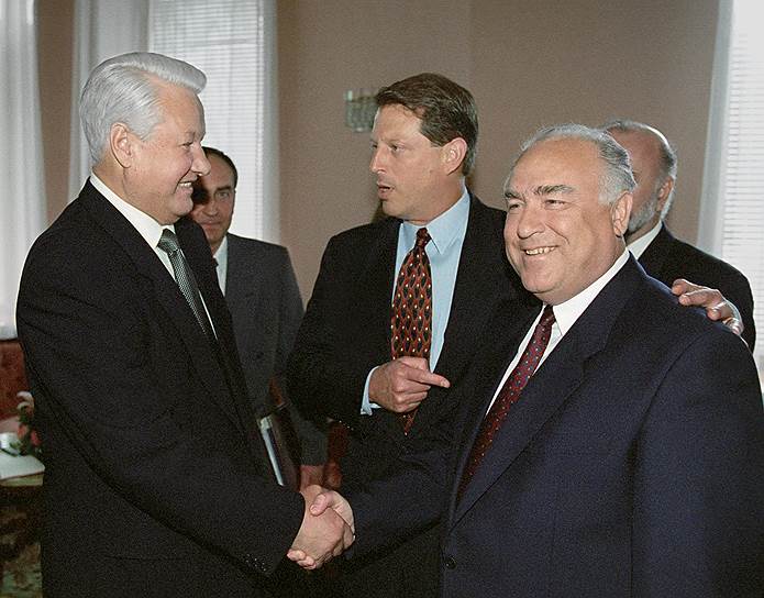 В первой половине 1990-х годов отношения между странами пережили возрождение: Россия сильно зависела от американской помощи, а ее объемы обсуждались на заседаниях комиссии под председательством премьера Виктора Черномырдина (справа) и вице-президента Альберта Гора (в центре) 