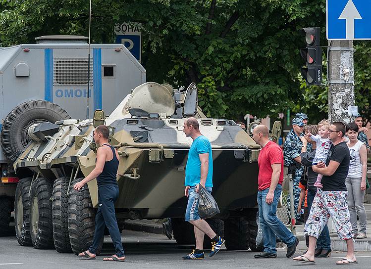 Недолгая передышка перед зимними Олимпийскими играми в Сочи закончилась введением санкций против России из-за событий на Украине. В феврале 2014 года — сразу после того, как вооруженные люди взяли под контроль административные здания и аэропорты в Крыму, — президент США Барак Обама предупредил российских коллег, что военное вмешательство будет считаться  «очевидным нарушением обязательств РФ  уважать независимость, суверенитет и границы Украины» 