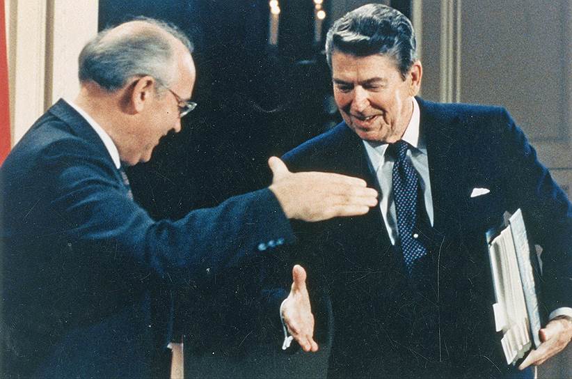 В 1983 году президент США Рональд Рейган назвал СССР «империей зла». Но уже в 1987 году в Рейкьявике с новым генсеком ЦК КПСС Михаилом Горбачевым им удалось договориться об ограничении гонки вооружений. Еще спустя два года СССР утратил влияние в Европе и был вынужден вывести войска из Афганистана 