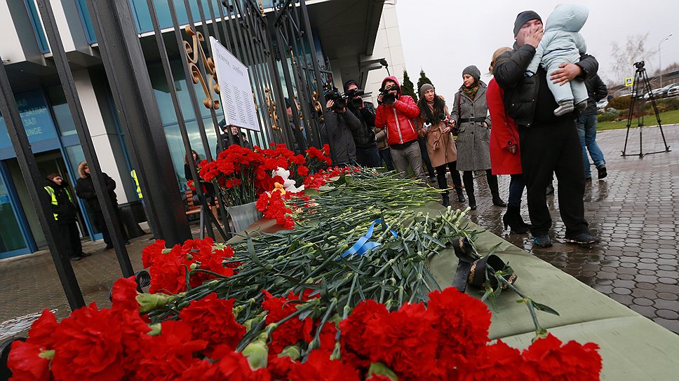 По поручению министра здравоохранения России Вероники Скворцовой в Казань для оказания психологической помощи родственникам погибших прибыли четыре ведущих специалиста Государственного научного института судебной и социальной психиатрии имени В.П.Сербского во главе с главным психиатром Минздрава РФ, и. о. директора Зурабом Кекелидзе и три эксперта Российского центра судебной медицины 
