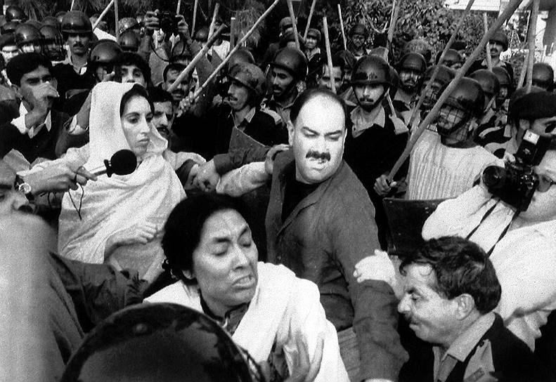 1992 год. Премьер-министр Пакистана Беназир Бхутто пострадала из-за того, что полиция применила слезоточивый газ против участников марша, требовавших провести новые парламентские выборы 