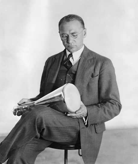 1929 год. Русский инженер Владимир Зворыкин, эмигрировавший в США, представил первую трубку для передачи изображения. Зворыкина называют «отцом телевидения» 
