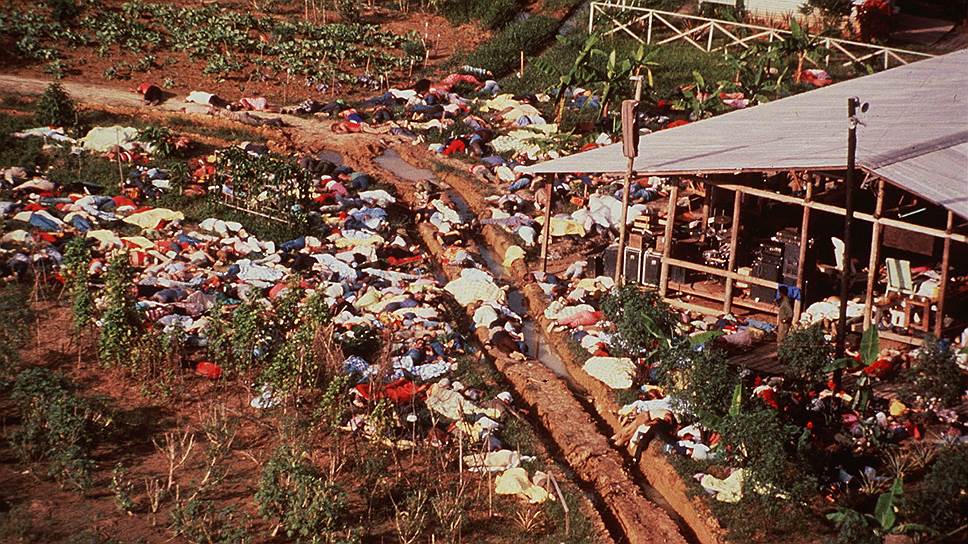 В 1977 году в поселение переехал сам Джим Джонс и более чем 900 последователей секты. Жители поселка занимались облагораживанием территории, сельским хозяйством, по вечерам ходили на собрания или занимались обучением 