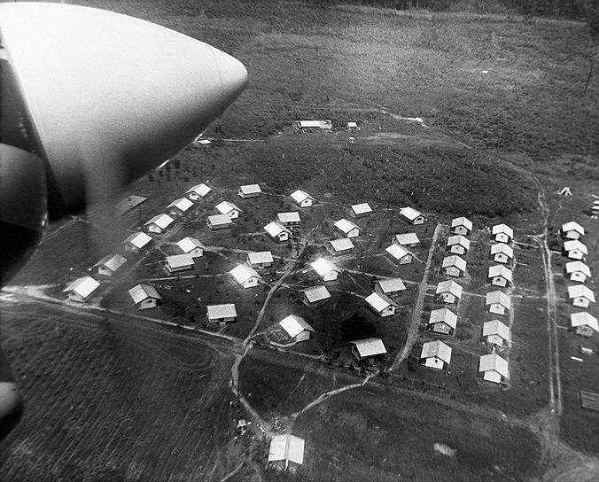 В 1974 году несколько членов «Храма народов» взяли в аренду участок в джунглях Гайаны и основали поселение, названное Джонстауном 