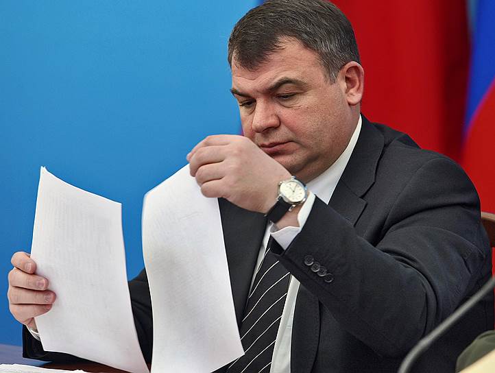 28 ноября 2013 года СКР возбудил уголовное дело по статье о халатности в отношении Анатолия Сердюкова. Ему вменяется незаконное строительство автодороги в Астраханской области за счет бюджета Минобороны. По мнению следователей, ущерб государству от действий экс-министра составил более 56 млн рублей. За это Анатолию Сердюкову грозят исправительные работы сроком до одного года либо арест на три месяца