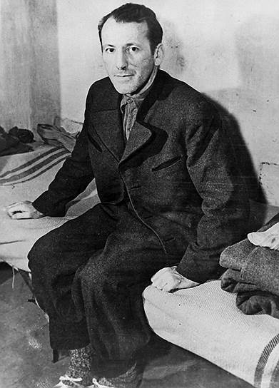 Начальник Главного управления имперской безопасности СС, генерал войск СС Эрнст Кальтенбруннер (на фото) за многочисленные преступления против мирного населения и военнопленных был приговорен Международным военным трибуналом к смертной казни через повешение. Перед тем, как ему набросили на голову капюшон, Кальтенбруннер произнес: «Будь счастлива, Германия!» (Deutschland, Glück auf! — буквально «счастливо выбраться», пожелание горняку, спускающемуся в шахту) 