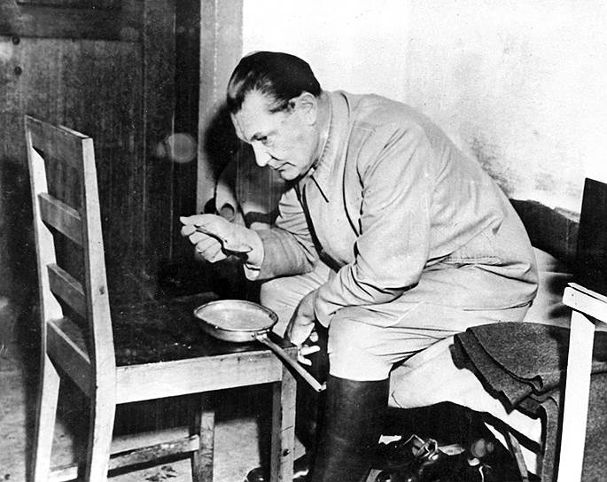 Герман Геринг — рейхсминистр Имперского министерства авиации, рейхсмаршал Великогерманского рейха —  приговором Нюрнбергского трибунала был признан одним из главных военных преступников и приговорен к смертной казни через повешение, однако накануне казни он сумел покончить жизнь самоубийством, приняв яд 