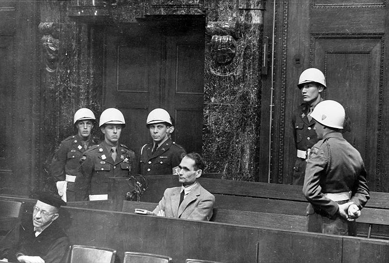 Тот факт, что процесс закончится признанием вины обвиняемых, не вызывал сомнений: с этим было согласно не только мировое сообщество, но и большинство населения Германии еще до судебного рассмотрения действий обвиняемой стороны. Вопрос состоял в конкретизации и квалификации степени вины подсудимых. Вследствие этого процесс был назван процессом о главных военных преступниках, а суду придали статус военного трибунала 
