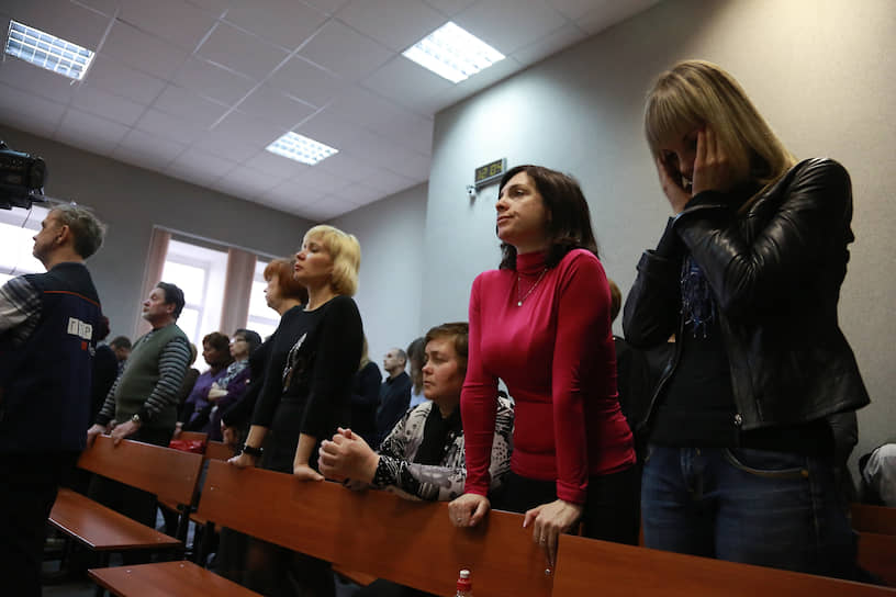 14 декабря 2021 года стало известно, что только трое из семи осужденных по делу о гибели людей при пожаре в клубе «Хромая лошадь» выплатили назначенные судом суммы компенсации пострадавшим и родственникам погибших. Полный объем компенсации выплатил бывший собственник клуба Анатолий Зак, за двоих пожарных инспекторов иски оплатило государство. Остальные пять осужденных перечислили лишь 0,5% от присужденной им суммы, общая сумма задолженности превышает 362 млн рублей