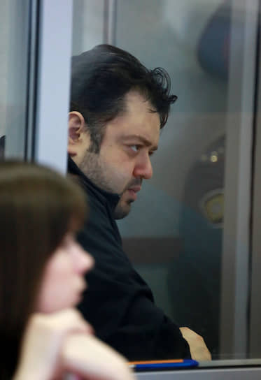 После пожара были задержаны владелец клуба Анатолий Зак и исполнительный директор заведения Светлана Ефремова, суд заключил их под стражу по обвинению в нарушении правил пожарной безопасности. В мае 2010 года обоим заменили статью на более тяжкую (оказание услуг, не соответствующих требованиям безопасности, повлекшее по неосторожности смерть двух и более лиц, группой лиц по предварительному сговору)
