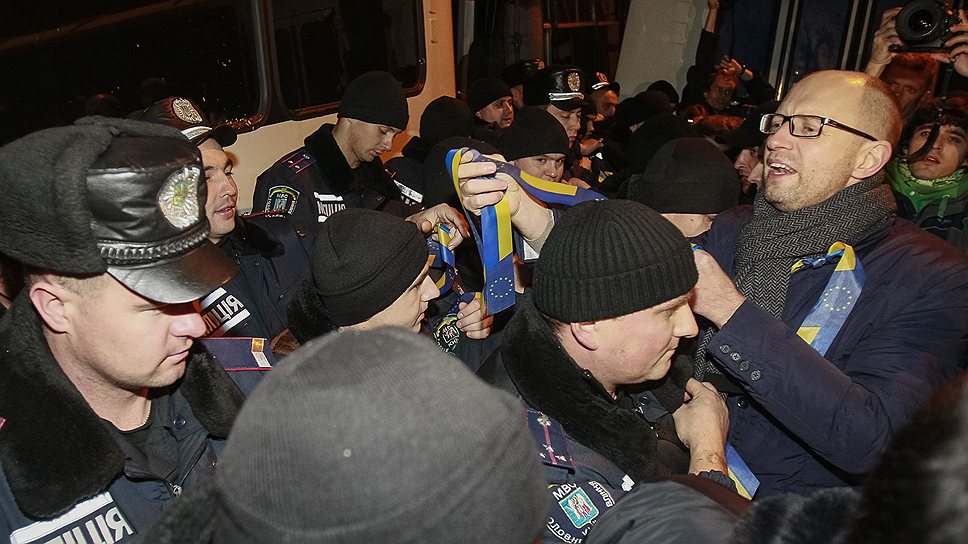 Суд удовлетворил иск городской администрации Киева, потребовавшей «запретить во время проведения мирных массовых акций устанавливать… палатки, киоски, навесы с 22 ноября 2013 года по 7 января 2014 года на майдане Независимости, улице Крещатик и Европейской площади в Киеве» 