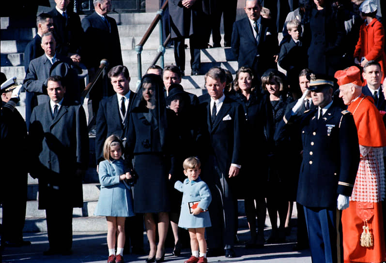 Похороны президента состоялись 25 ноября 1963 года. Их организацией занималась лично Жаклин Кеннеди. Когда гроб прибыл в Вашингтон, она сняла свое обручальное кольцо, вложила его в руку супруга и сказала помощнику Кену О’Доннеру: «Теперь у меня ничего нет»