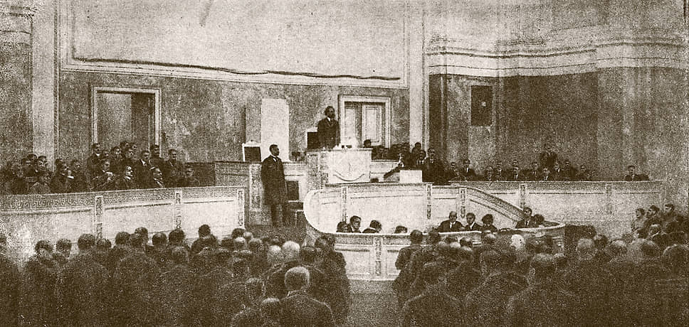 1917 год. Выборы во Всероссийское учредительное собрание. На выборах проголосовало около 44,3 млн избирателей. Примерно 62% голосов получили эсеры и меньшевики. Позже они провозгласят Россию федеративной демократической республикой