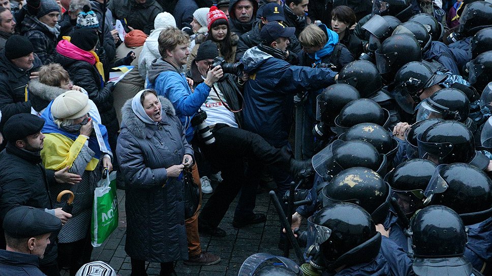 Около 14:00 в Киеве началось шествие. Шествие против сворачивания процесса евроинтеграции сопровождалось приветственными гудками проезжающих мимо автомобилей 