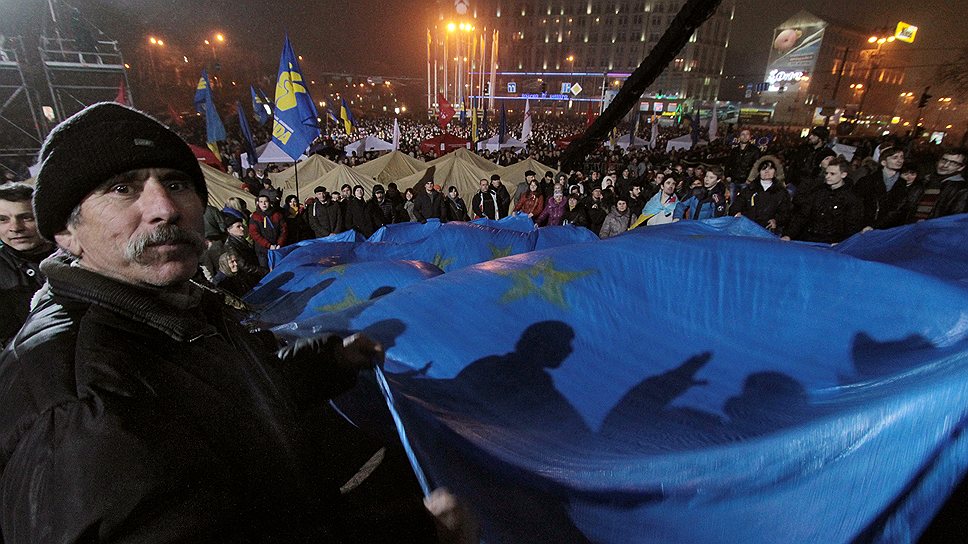 Правоохранители пытались прорваться на территорию, где находился палаточный городок оппозиции, но протестующие выстроились в живую стену и не дали разогнать митинг 