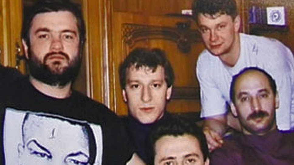 Летом 1995 года был убит директор рязанского мясокомбината Василий Панарин, который пытался перейти под «крышу» Слоновской ОПГ. Узнав об этом, некто Чекиров, чья банда контролировала мясокомбинат, расстрелял директора, рассчитывая занять его пост. В ответ Сергей Филаретов (Феликс) 11 декабря 1995 года убил Чекирова и двух его подельников. Убийство Панарина привело к смене начальника Рязанского ГУВД, которым стал Иван Перов, начавший проводить активную работу в отношении Слоновской ОПГ. Тогда же Слоновские решили устранить своего последнего конкурента Виктора Айрапетова (на фото слева). Он был убит в ноябре 1995 года