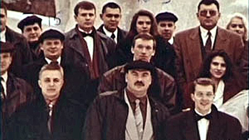 Слоновская ОПГ, организованная в 1991 году в Рязани, первоначально называлась «Презентовской» (местом сбора членов группировки был рязанский ресторан «Презент»)