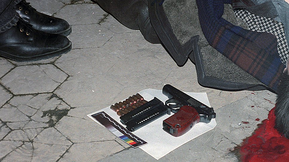 В ответ на это 31 марта 1994 года был застрелен Максимов. На его отпевании 3 апреля «айрапетовскими» была предпринята попытка взорвать «слонов», но взрывчатка с радиоуправляемым взрывателем сработала в 150 м от храма18 ноября 1994 года членом группы Леонидом Степаховым по кличке Пузырь был застрелен Дмитрий Кочетков, лидер Кочетковской ОПГ, а в феврале 1995 года — лидер еще одной рязанской группировки Александр Архипов. Так «слоны» стали крупнейшей ОПГ в Рязани