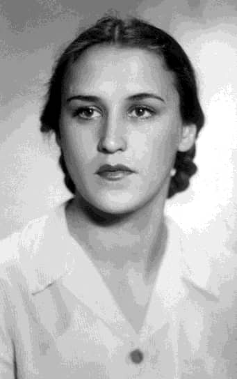 Нонна Мордюкова (полное имя Ноябрина) родилась 25 ноября 1925 года в селе Константиновка Донецкой области. Детство будущей актрисы прошло на Кубани, где ее мать работала председателем колхоза. Сниматься в кино Нонна Мордюкова мечтала с детства, на актерский факультет ВГИКа будущая актриса поступила после окончания войны в 1945 году