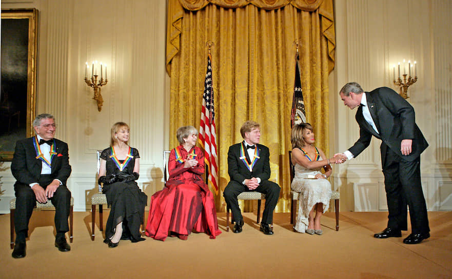 В 2005 году Тина Тернер получила государственную награду от Kennedy Center Honors в Вашингтоне вместе с другими артистами, вручаемую лично президентом США. Многие артисты и общественные деятели выступали в честь Тернер в тот вечер, включая Опру Уинфри, Мелиссу Этеридж, Куин Латифу, Бейонсе. Уинфри тогда сказала: «Нам не нужен другой герой. Нам нужно больше таких героинь, как вы, Тина»  На фото слева направо: Тони Беннетт, Сьюзен Фаррелл, Джули Харрис, Роберт Редфорд, Тина Тернер и президент США Джордж Буш-младший 