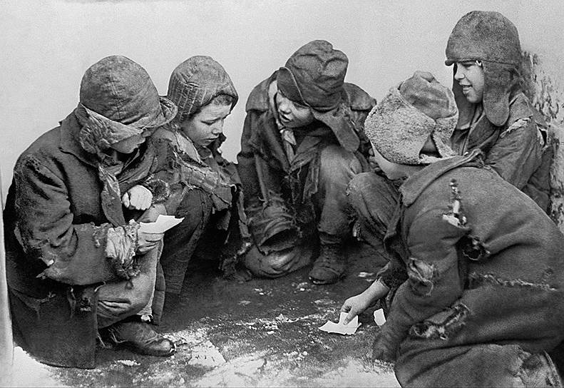 Борясь с азартными играми, советская власть в 1928 году запретила игорные заведения. В Уголовном Кодексе появилась статья — «за организацию азартных игр», предусматривающая наказание вплоть до лишения свободы. Тем, у кого была возможность выезда за границу, запрещалось принимать участие во всякого рода азартных играх. Однако в 1929 году в СССР увеличили план по выпуску игральных карт, подталкивая население приобретать колоды для индивидуального использования 
