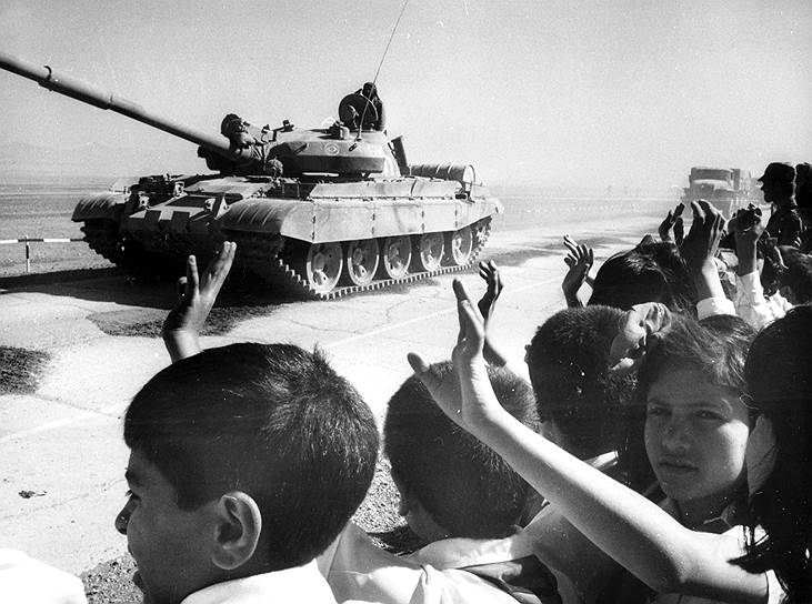 С 1933 года королем страны становится Мухаммед Захир Шах. Он объявил о нейтралитете страны во время Второй мировой войны, наладил отношения с СССР и США