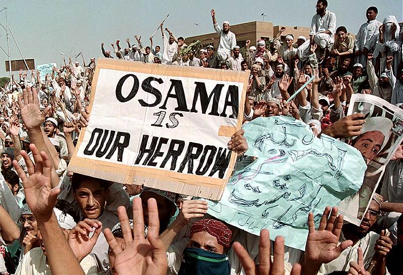 Операция «Несокрушимая свобода» началась 7 октября, а ровно через два месяца пал последний оплот талибов, город Кандагар, и движение перешло к партизанской войне На фото: пакистанцы в Карачи с плакатами в поддержку Усамы бен Ладена во время демонстрации, организованной воинствующий Исламский группировкой