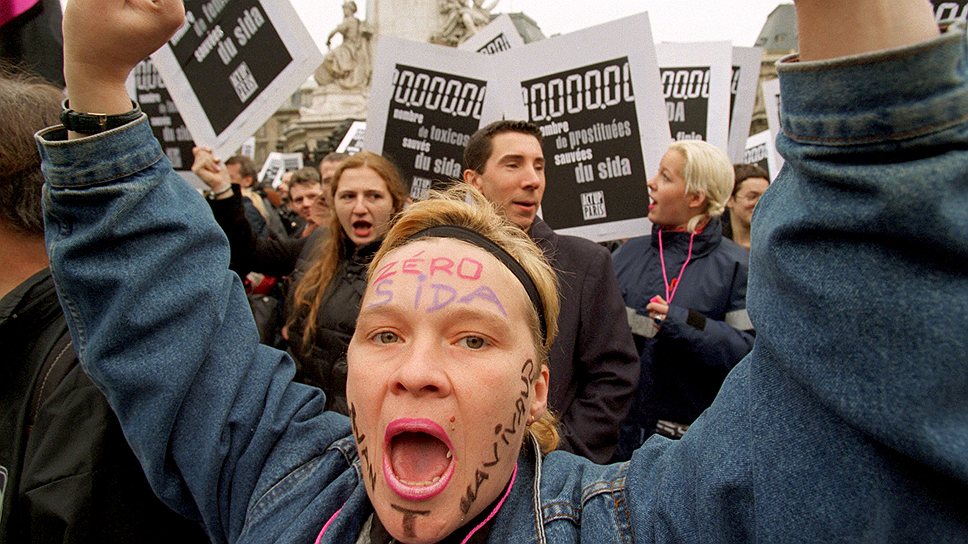 СПИД был впервые описан врачами в 1981 году, а Всемирный день борьбы против болезни появился в 1988-м. В том же году был зарегистрирован первый случай смерти от СПИДа в СССР. Демонстрация в Париже 1 декабря 1996 года. В том же году была создана Объединенная программа ООН по борьбе со СПИДом (UNAIDS)