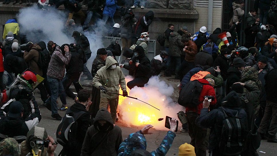 В резиденции президента Украины Виктора Януковича проходит экстренное совещание. Как сообщает российский «Первый канал», в ней участвуют господин Янукович, глава Совбеза Украины, министр внутренних дел и мэр Киева.