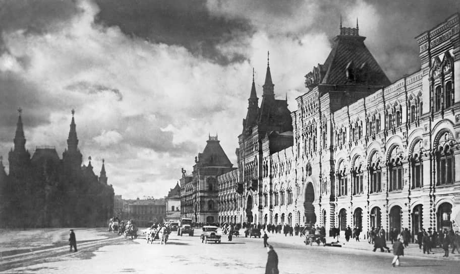 Художник Александр Родченко нарисовал герб ГУМа — круг с буквами «ГУМ» в центре,— в разных вариациях этот герб просуществовал все советское время. А Маяковский сочинил к нему слоган: «Хватайтесь за этот спасательный круг! Доброкачественно, дешево, из первых рук» 