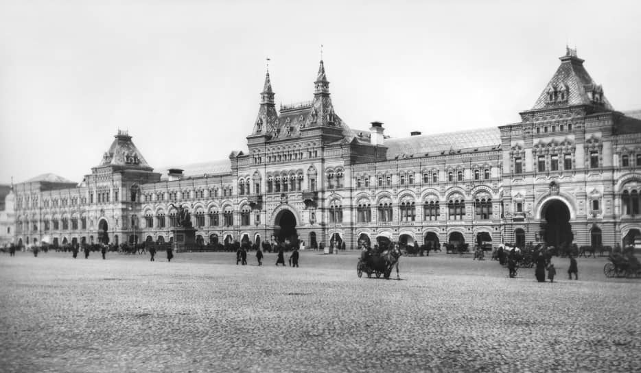 В открытых Верхних торговых рядах можно было купить все, что угодно. В пассаже была своя парикмахерская, ресторан и даже почтовое отделение. По некоторым данным, там впервые в городе появились ценники, а также книга предложений для покупателей 