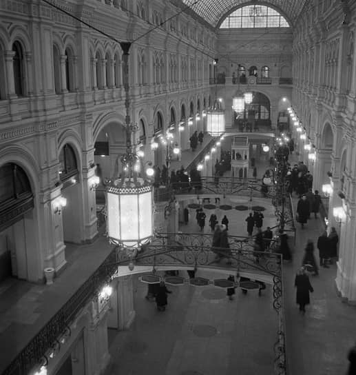 В 1953 году, вскоре после смерти Сталина, Политбюро ЦК КПСС и Совмин СССР приняли постановление о возобновлении торговли в ГУМе 
